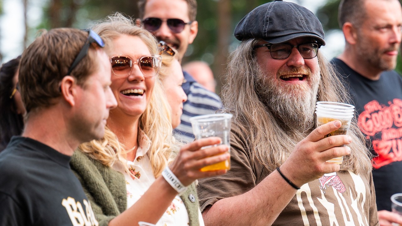 Festivalpublikum med øl