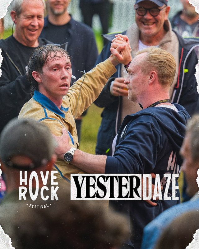 Vokalist danser blant publikum