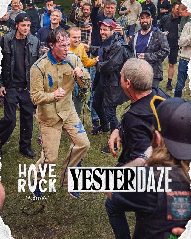 Vokalist synger midt i publikum