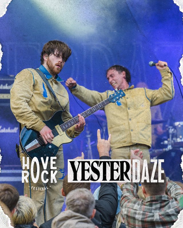 Gitarist mot publikum som peker