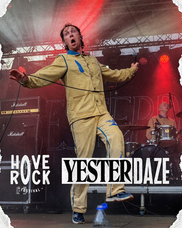 Vokalist danser på scenen