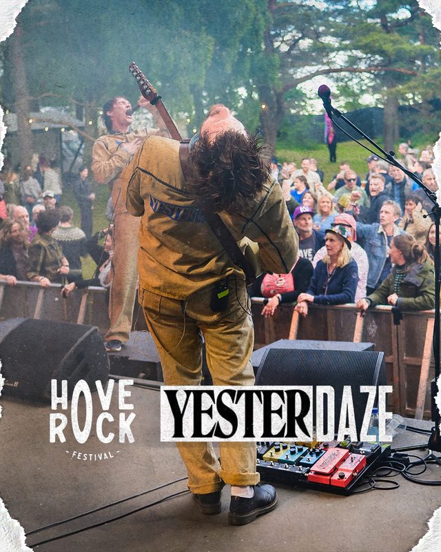 Gitarist i knestående på scenen