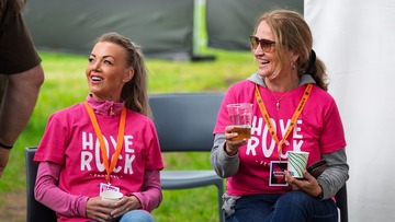 Publikum i rosa genser på Hove Rock 2025