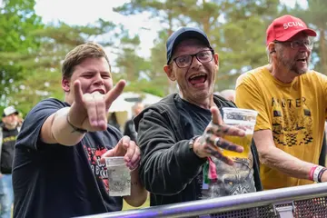 Entusiastiske fans på første rad på Hove Rock 2026