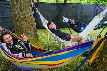 Festivalgjester slapper av i hengekøyer i skogen på Hove Rock 2026