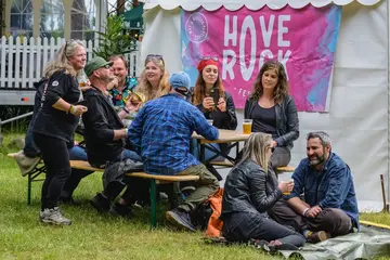 Festivalgjester foran Hove Rock-banneret 2026
