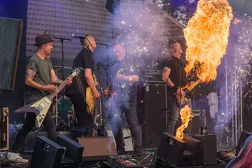 Flammer fra scenen under konsert på Hove Rock 2026