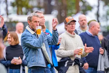 Publikum klapper foran scenen på Hove Rock 2026