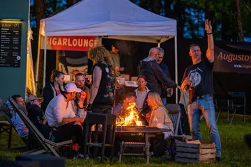Kveldsstemning rundt bålpannen på Hove Rock 2026